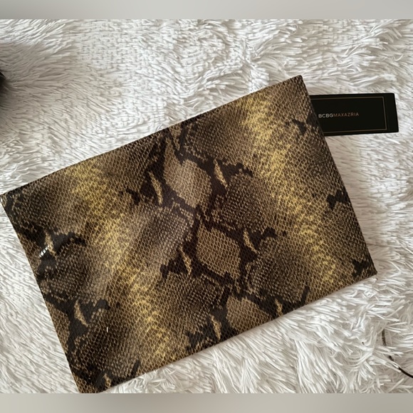 NWT BCBG Max Azria Dark Green Snake Print Clutch Envelope Purse - Picture 2 of 5